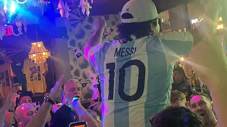 hincha-argentino-bar-boston-diego-maradona